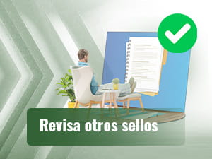 Een man die naar een groot paneel met cijfers, een bal en een voetbalveld kijkt.